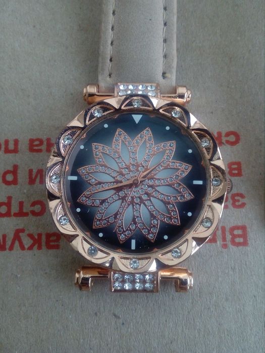 Жіночий годинник / наручні часи