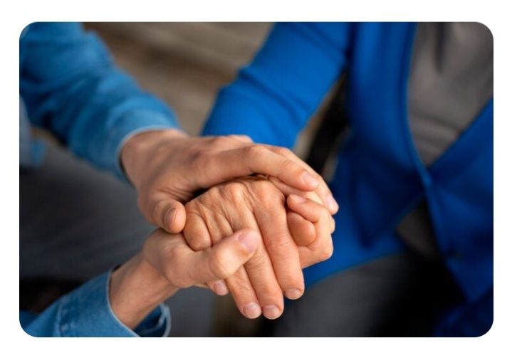 Допомога самотнім літнім людям