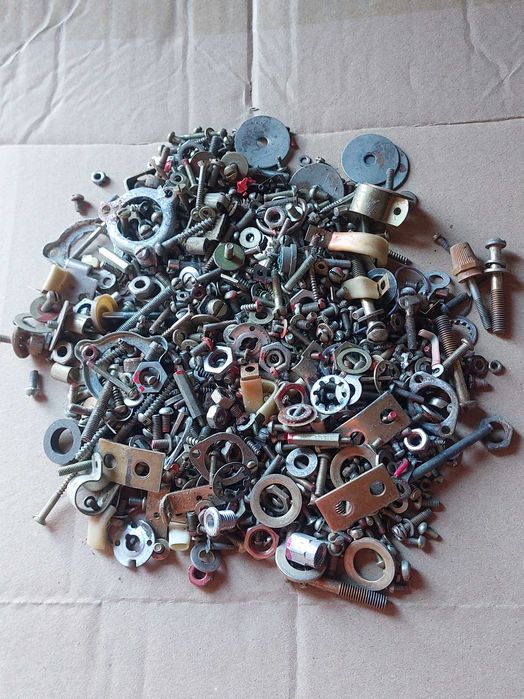 Крепеж (болтики, гаечки, шайбы) с разборки. Цена 60 грн/кг.