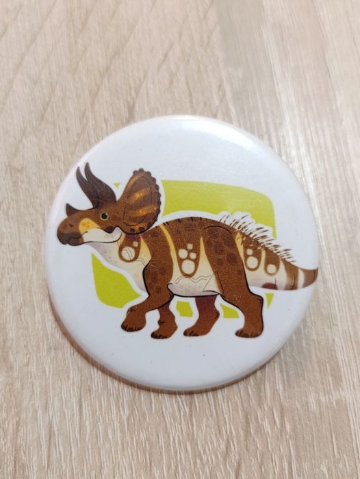 Przypinka z dinozaurem, triceratops
