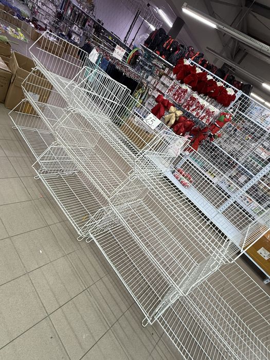 Regały, stojaki, kosze sklepowe, manekiny