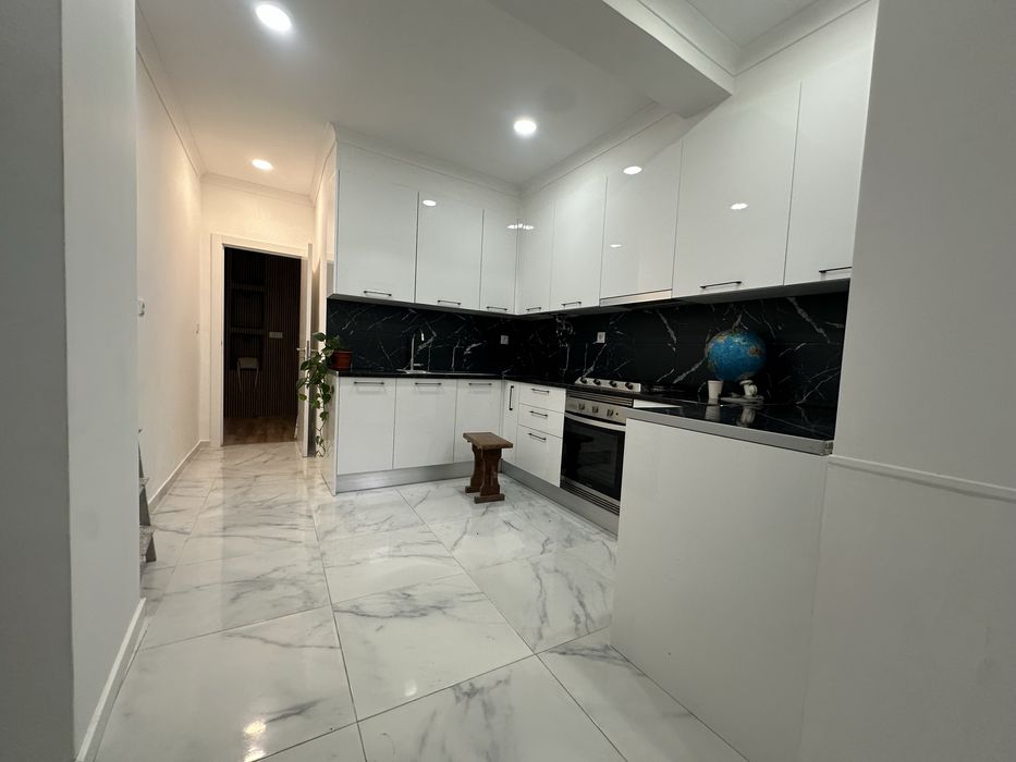 Arrenda-se aluga-se T2 com quintal 120m2 com Garagem