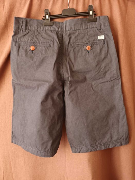 Calções às riscas fininhas