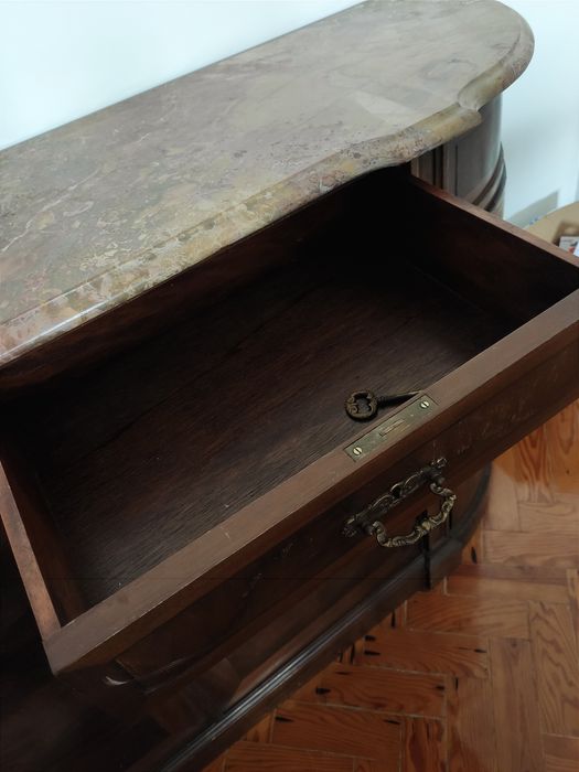 Consola de sala madeira escura com mármore
