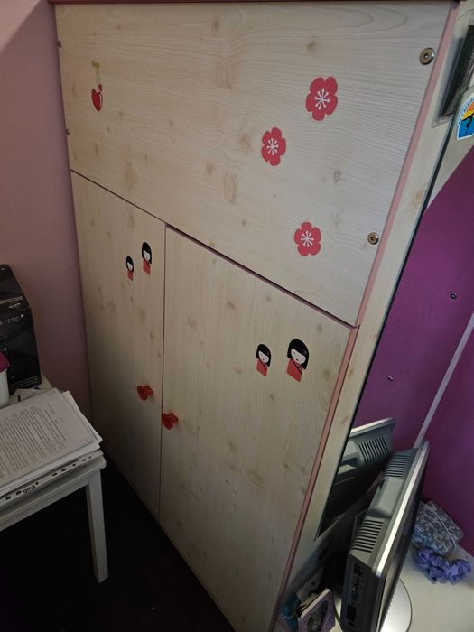 Cama elevada para criança com colchão como novo.