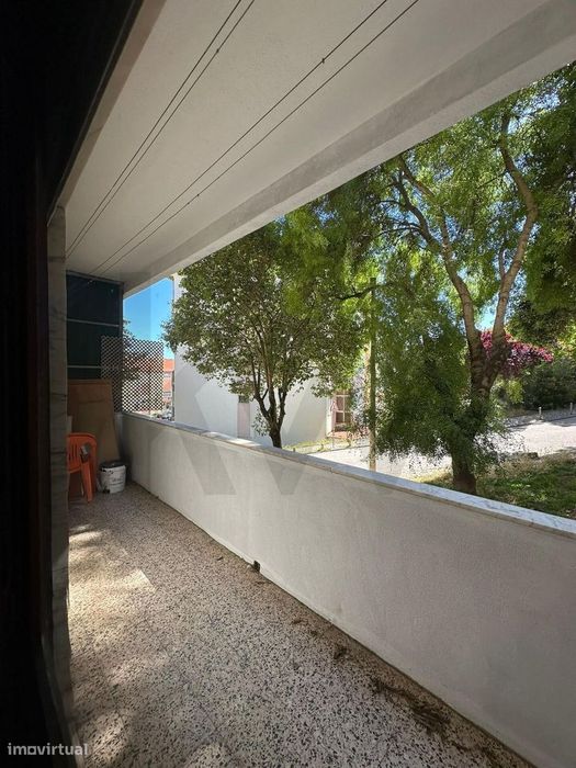 T2 com Varanda e Vista Rio – Localização Premium na Póvoa de Santa Iri