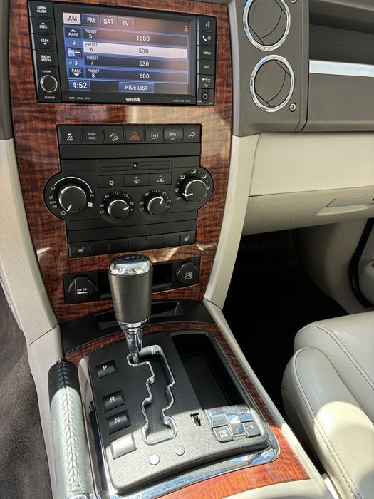 Commander 5,7 Hemi