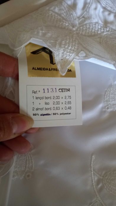 Lençóis brancos de cetim
