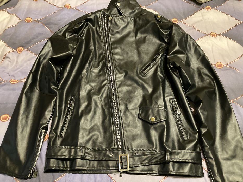 Продам куртку . Новая.