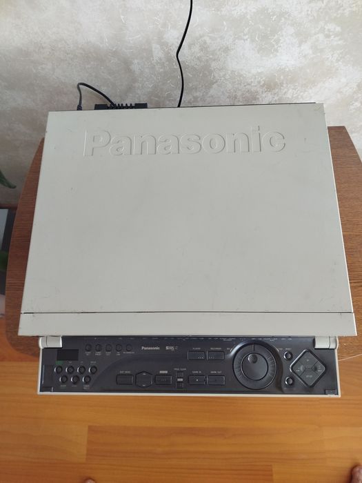 Професійний відеомагнітофон Panasonic серії AG-4700