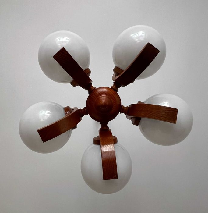 Candeeiro de tecto, em madeira maciça e globos de vidro
