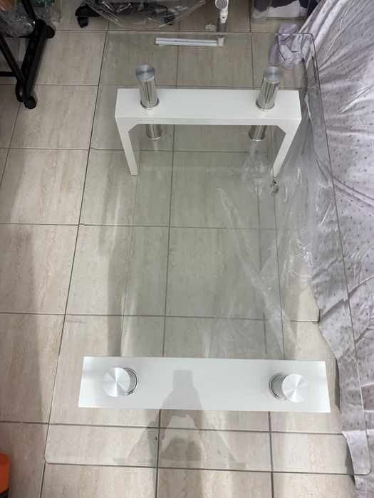 Mesa de centro com tampo em vidro