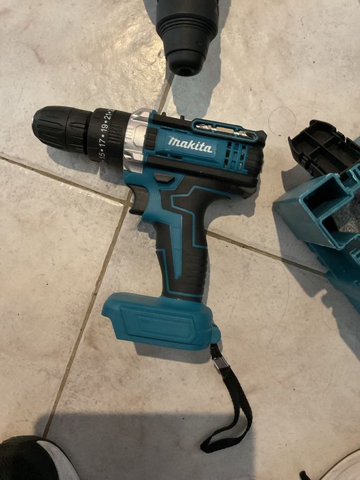 Kit Makita ,nao leva carregador ,motivo de venda  vou voltar para o brasil