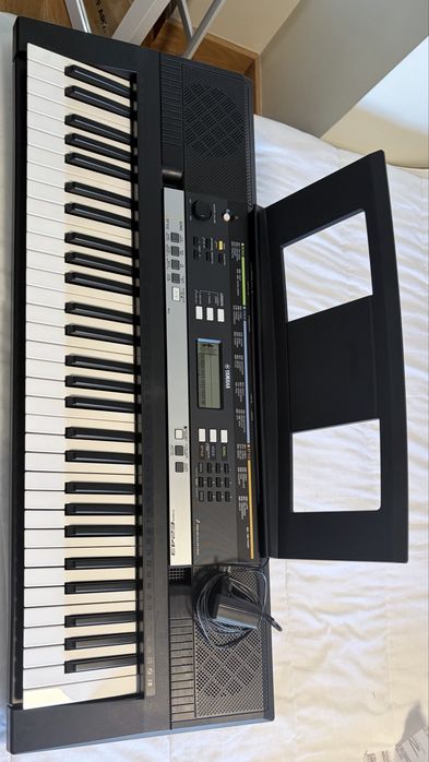 Piano Yamaha PSR-E243