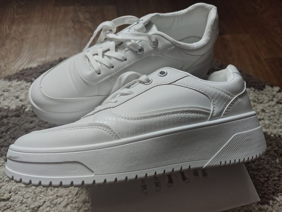 Продам кроссовки белые женские