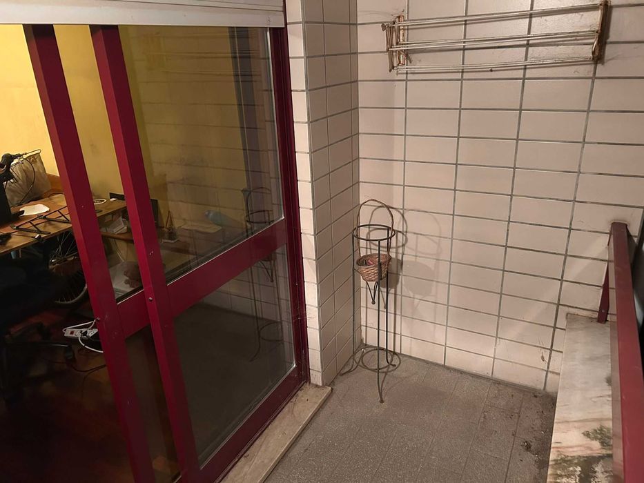 Quarto com cama de casal, casa de banho privativa, a 15 minutos da Universidade do Minho. Cozinha toda equipada e disponível a partir de 01/06.