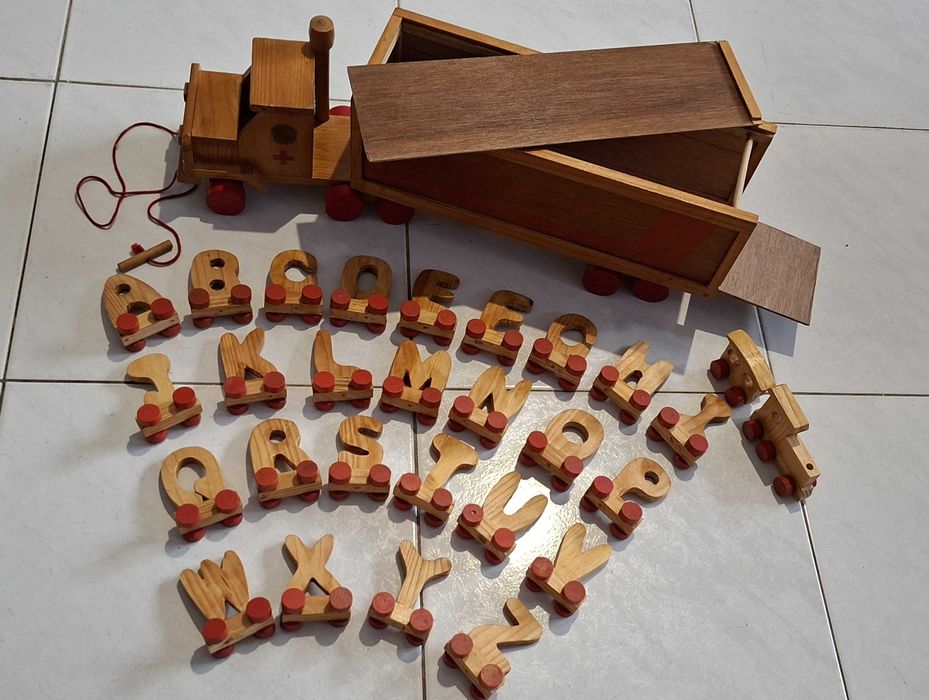 Camião Reboque de madeira, da Cruz Vermelha, com Abcedário - Anos 80