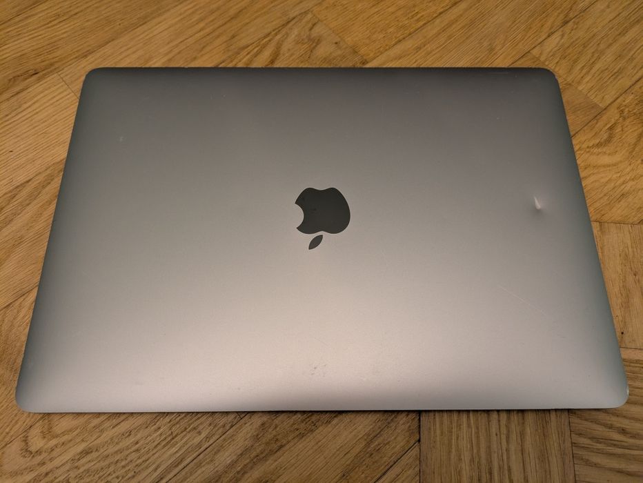 MacBook Air M1, 2021, 8/256 ГБ.