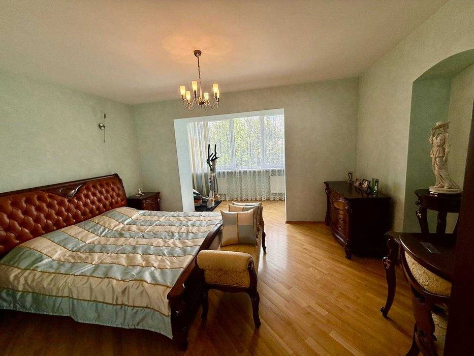 Продаж 4-кімнатної  квартири на Старому місті