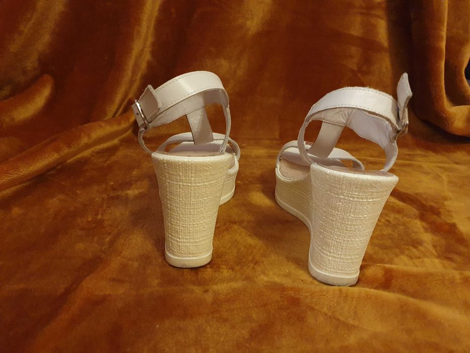 Buty na koturnie - Lasocki