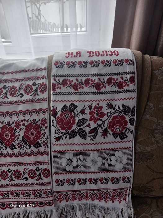 Вишитий рушник на полотні