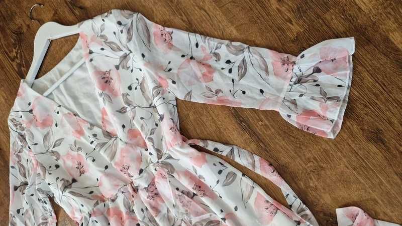 Śliczna elegancka sukienka w kwiaty
