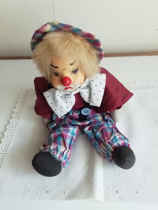 Palhaço careca atrás