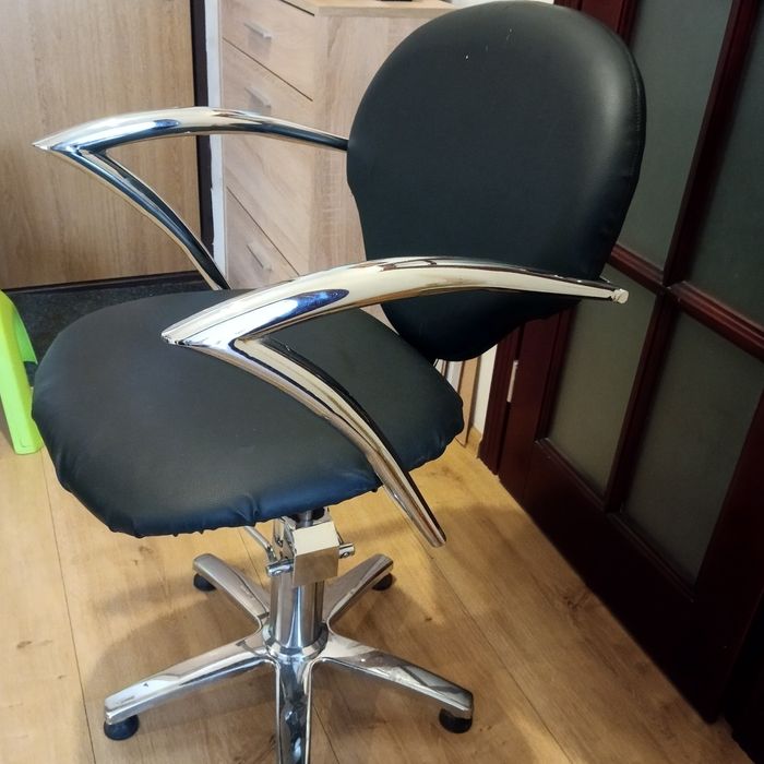 Продам кресло парикмахерское на гидравлике