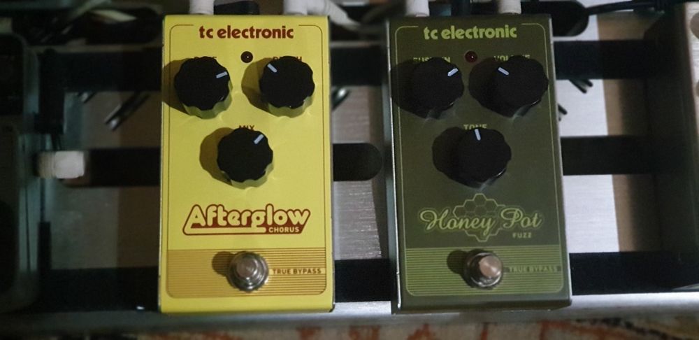 pedalboard e pedais para baixo