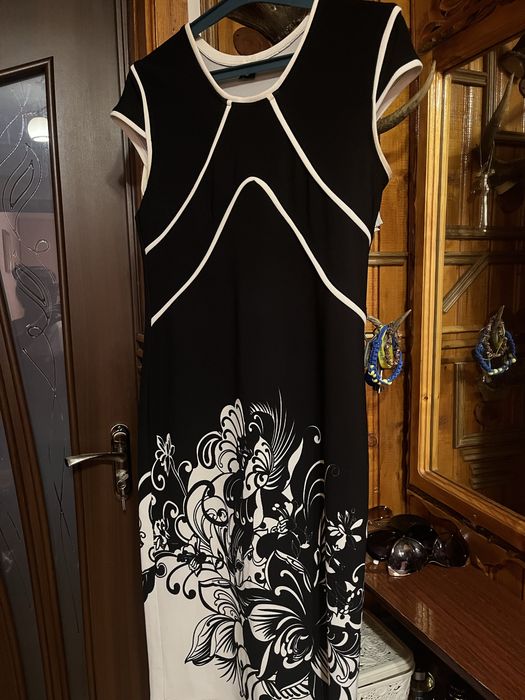 Плаття жіноче чорно-білого кольору в хорошому стані