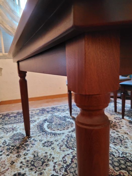 Mesa em madeira maciça em óptimo estado