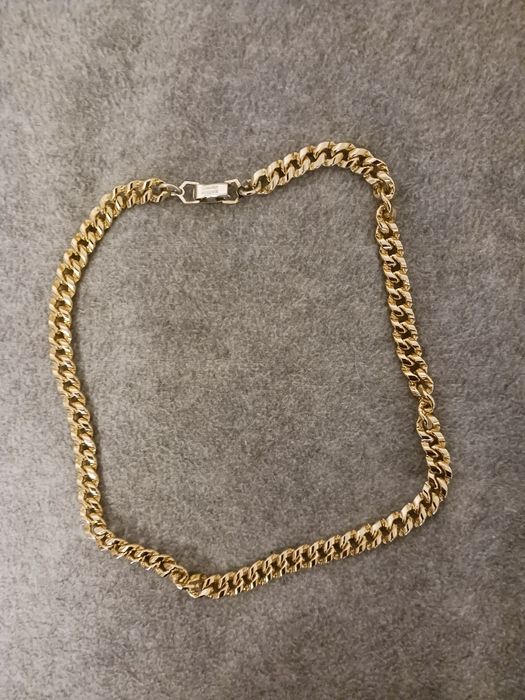 Łańcuszek na szyję.