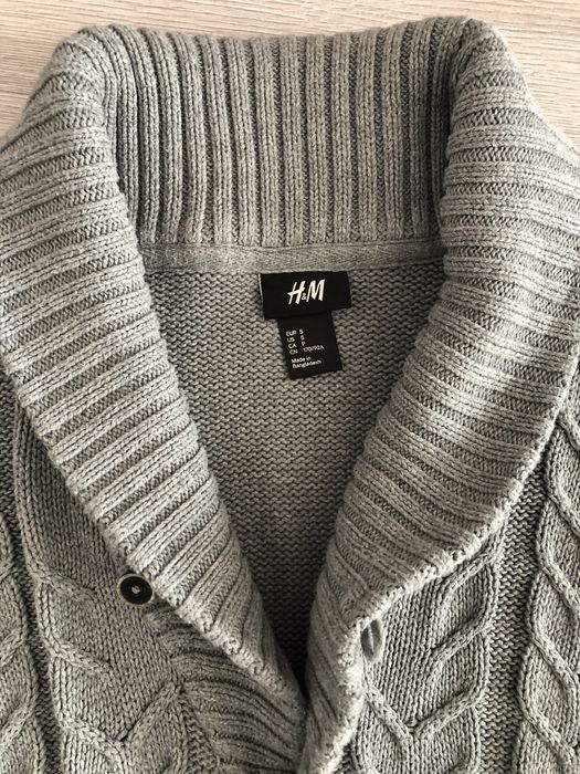 Szary sweter na guziki