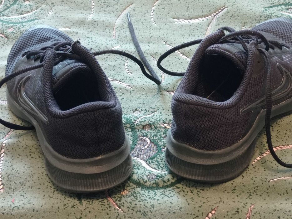 Кроссовки  Nike (оригинал) фирменные размер-36,5 стелька-23,5см