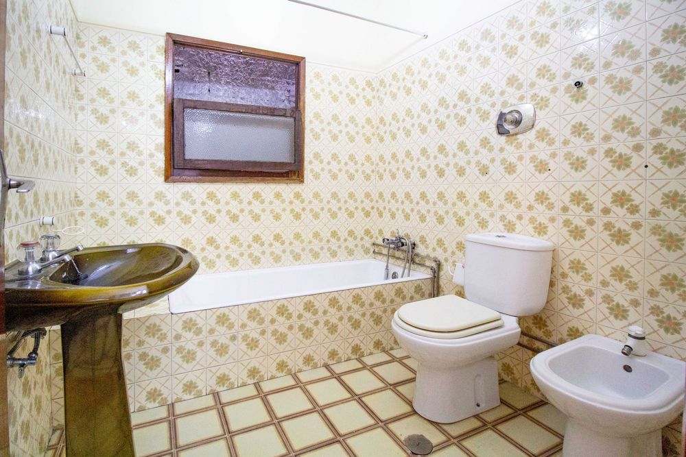 Moradia unifamiliar com dois pisos e logradouro