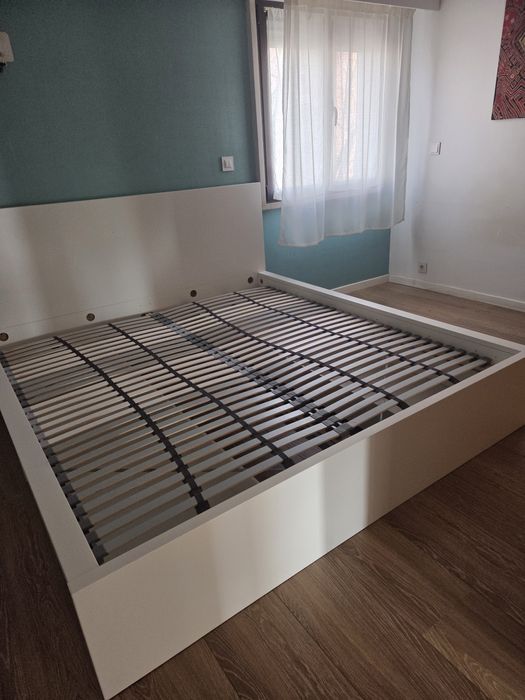 Cama branca com arrumação 2m