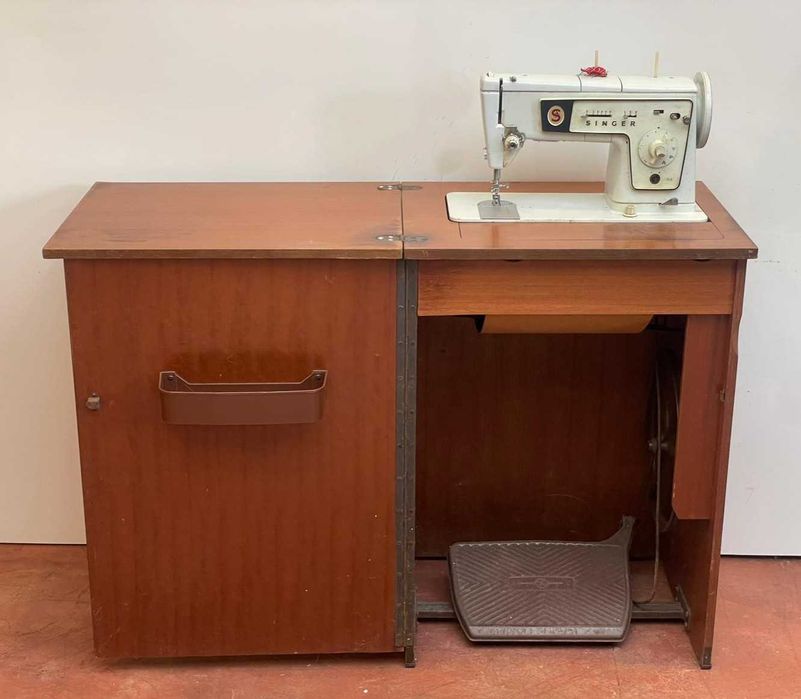 Maquina de costura em movel