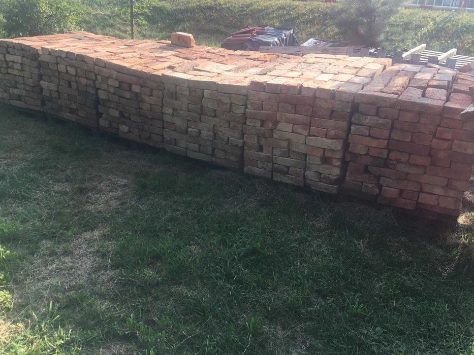 Cegła nowa - nieużywana i z rozbiórki ściany w domu.