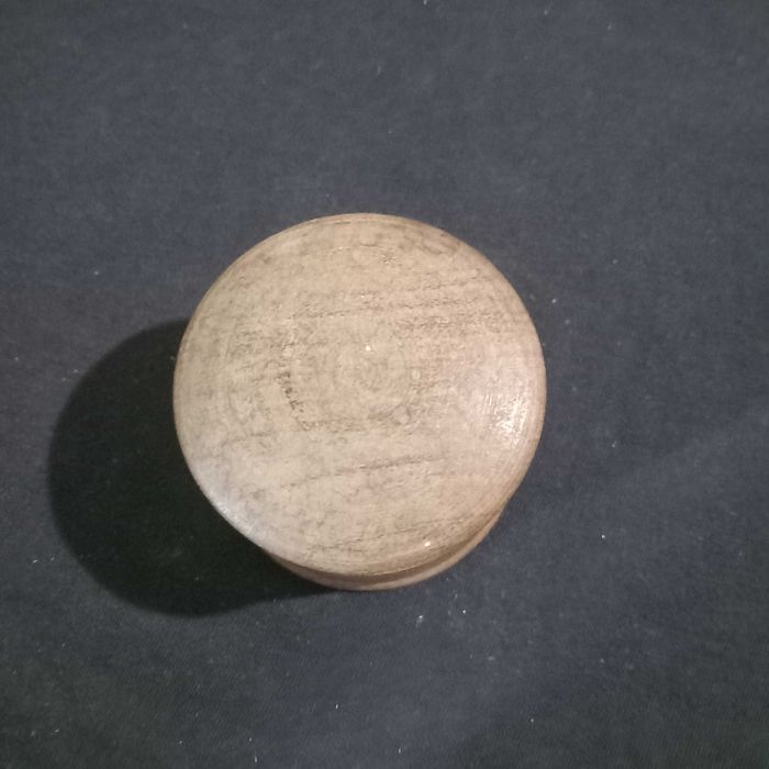 Caixa redonda em madeira