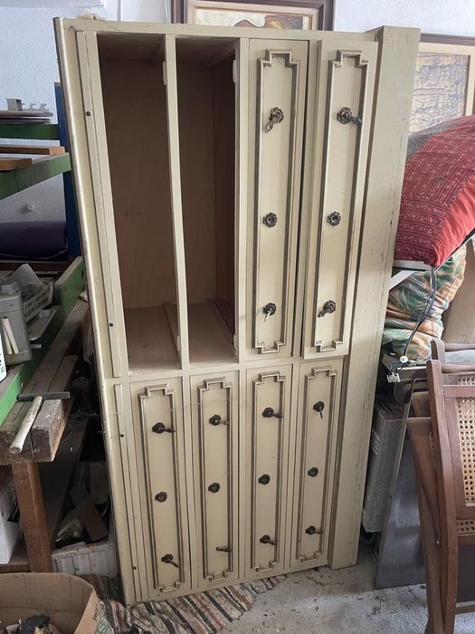 Cómoda vintage de 8 gavetas.