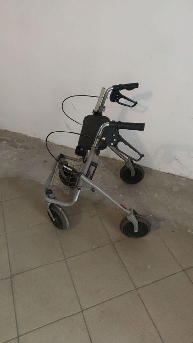 czterokołowy chodzik rehabilitacyjny  w dobrym stanie