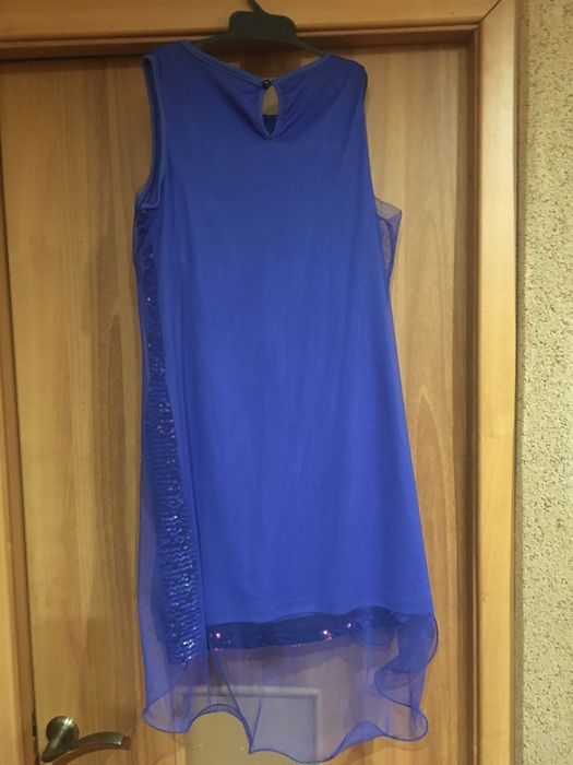 Продам платье синее с паетками и шлейфом для девочки