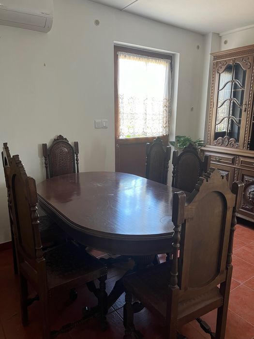Conjunto de mesa e 6 cadeiras