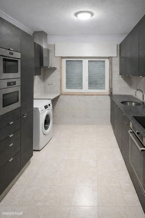 Apartamento T2 com Parqueamento e Arrecadação em Rio de Mouro