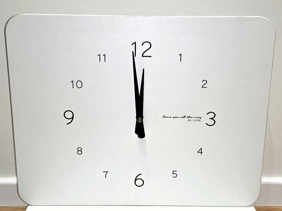 Dekoracyjna osłona skrzynki elektrycznej z zegarem