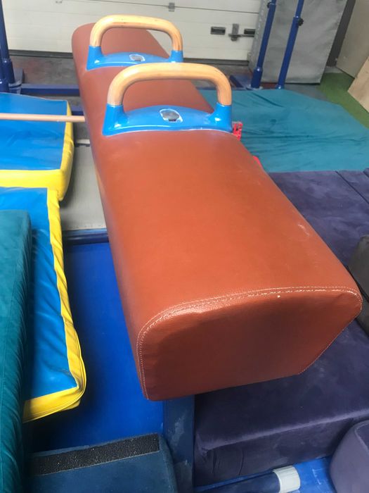 Koń gimnastyczny z regulacją wysokości i łękami