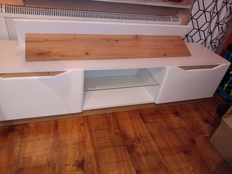 Komoda  RTV  + półka do powieszenia .