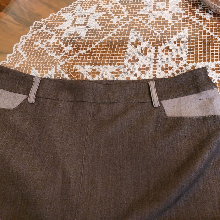 Komplet bardzo elegancki   - żakiet i spódniczka przed kolano.  r. M.