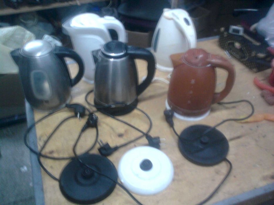 Чайники электрические на запчасти 5 шт . 3 подошвы . Цена за всё 300 .