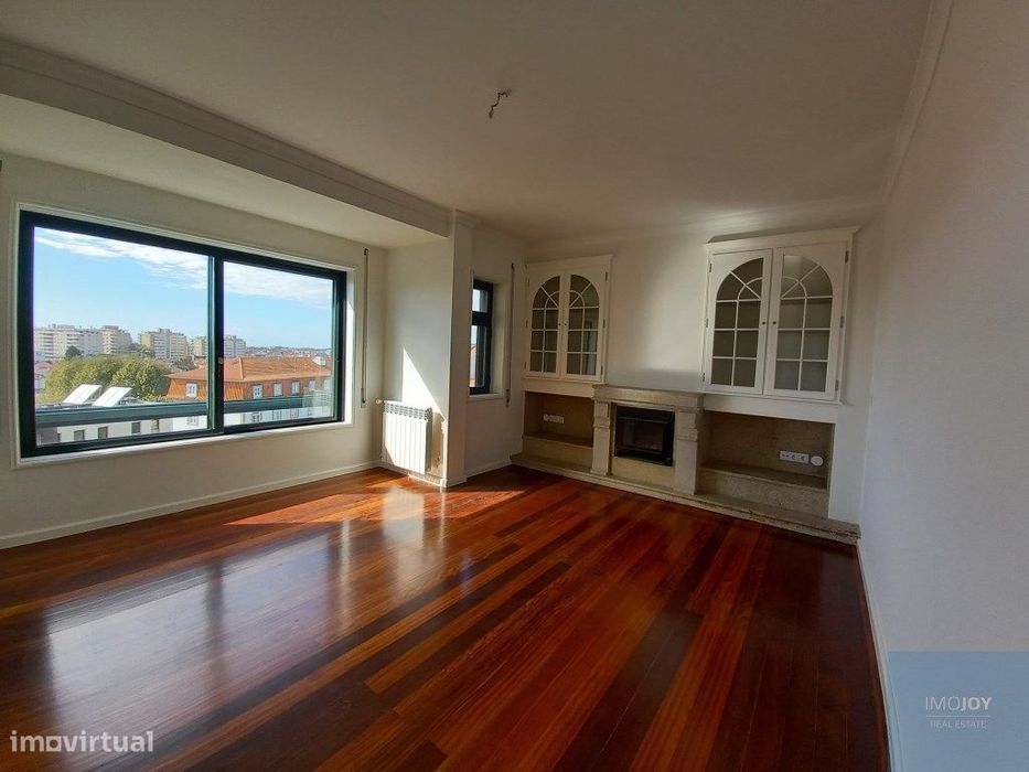 Apartamento T4 + 1 na Rua Oliveira Monteiro